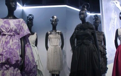  "Christian Dior, Designer of Dreams" Foto capturada via canal Youtube Christian Dior